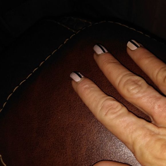 How  to apply nail wraps - Picture 7 of 12